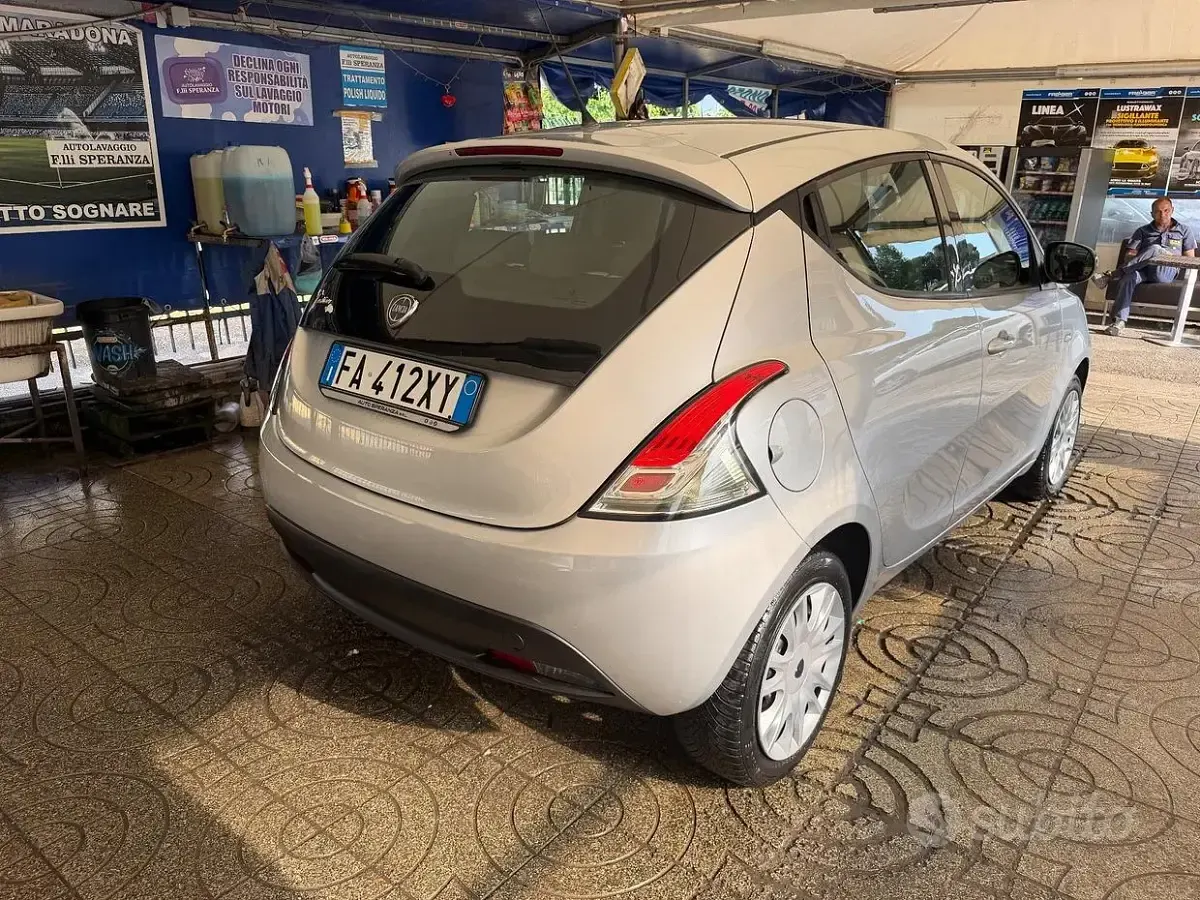Usata Lancia Ypsilon Gold 69 CV (50 kW) 2015 Grigio Utilitaria
