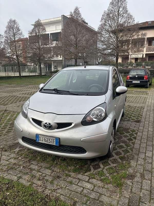 Usata Toyota Aygo 68 CV (50 kW) 2007 Argento Utilitaria