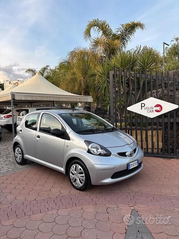 Grigio Usata 2008 Toyota Aygo Due volumi | 5490 € (Buon prezzo) - Immagine 1/4