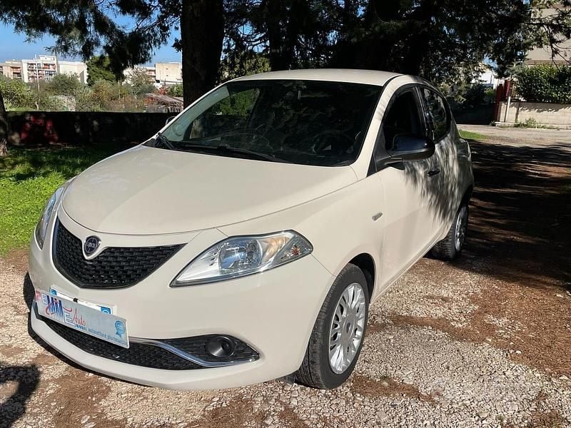 Usata Lancia Ypsilon Gold 95 CV (69 kW) 2018 Bianco Utilitaria