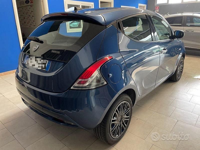 Usata Lancia Ypsilon Gold 70 CV (51 kW) 2022 Blu metallizzato Utilitaria
