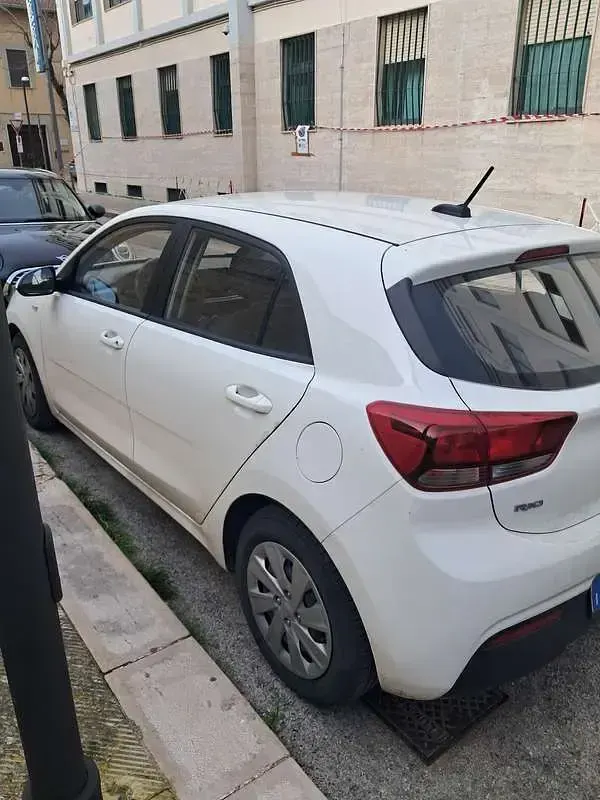 Usata Kia Rio Urban 82 CV (60 kW) 2022 Berlina