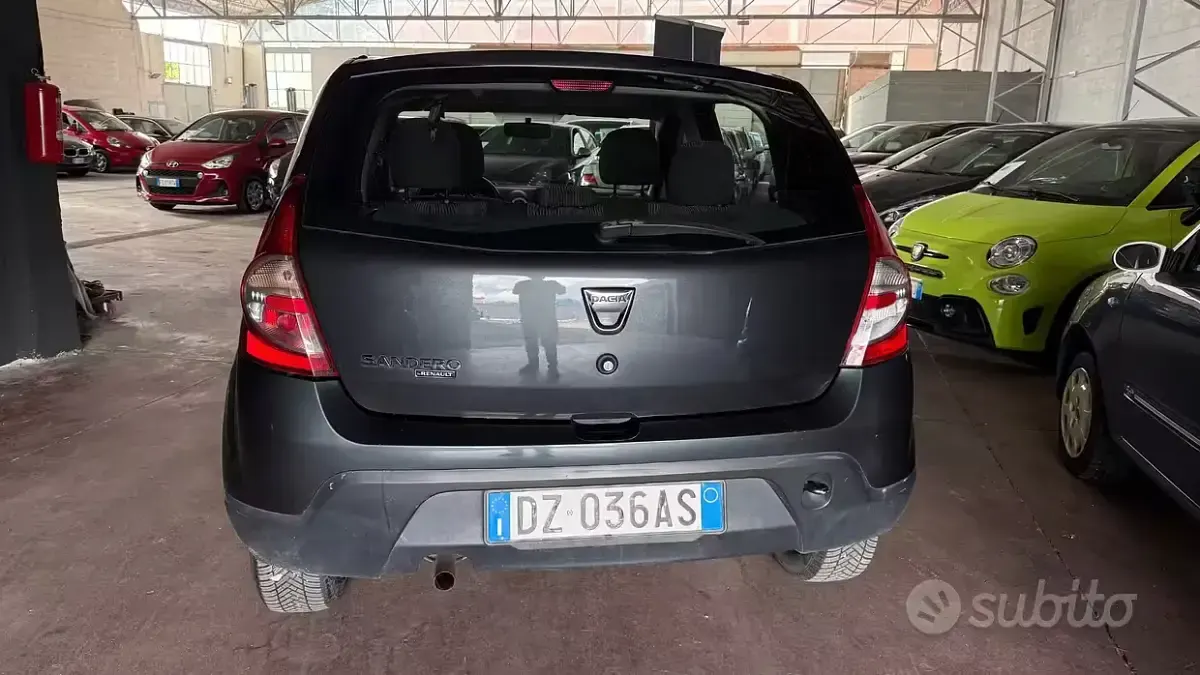 Usata Dacia Sandero Lauréate 72 CV (52 kW) 2010 Grigio Berlina