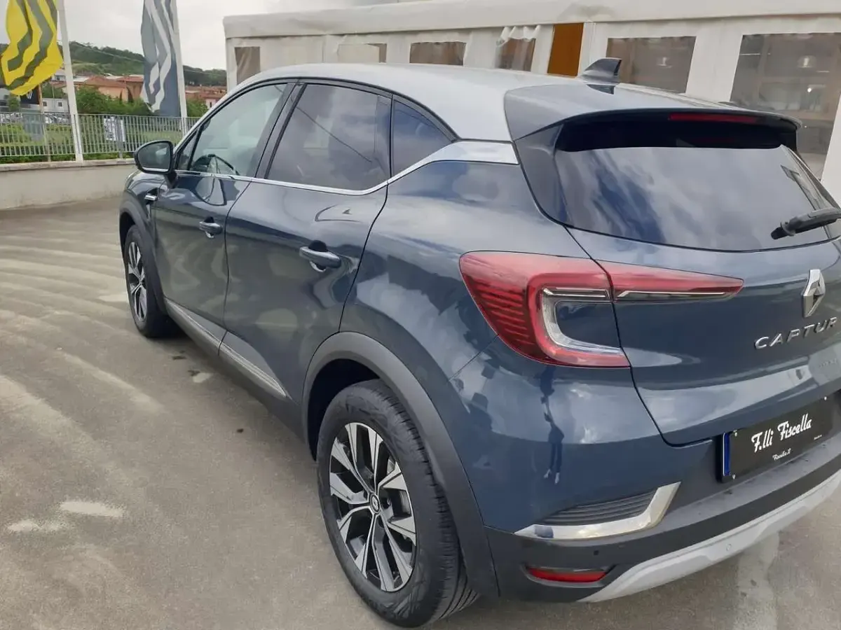 Usata Renault Captur Techno 101 CV (74 kW) 2023 Blu/azzurro SUV