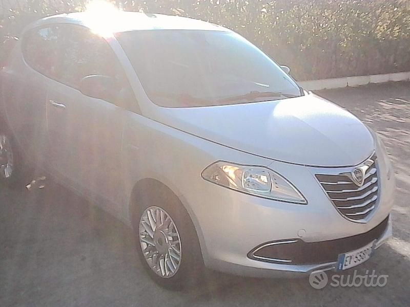 Usata Lancia Ypsilon 85 CV (62 kW) 2015 Grigio Utilitaria