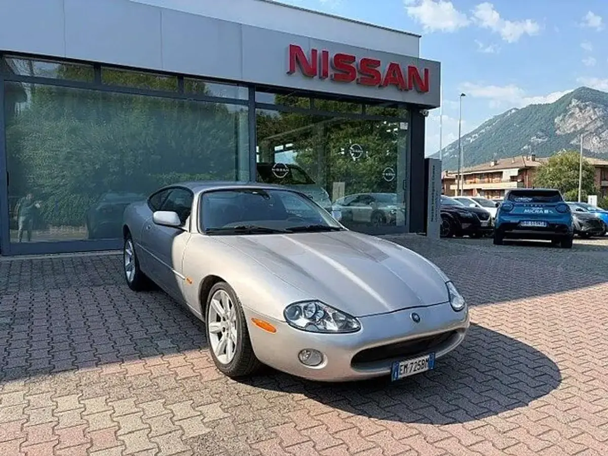 Usata Jaguar XK8 296 CV (217 kW) 2003 Grigio metallizzato Coupé