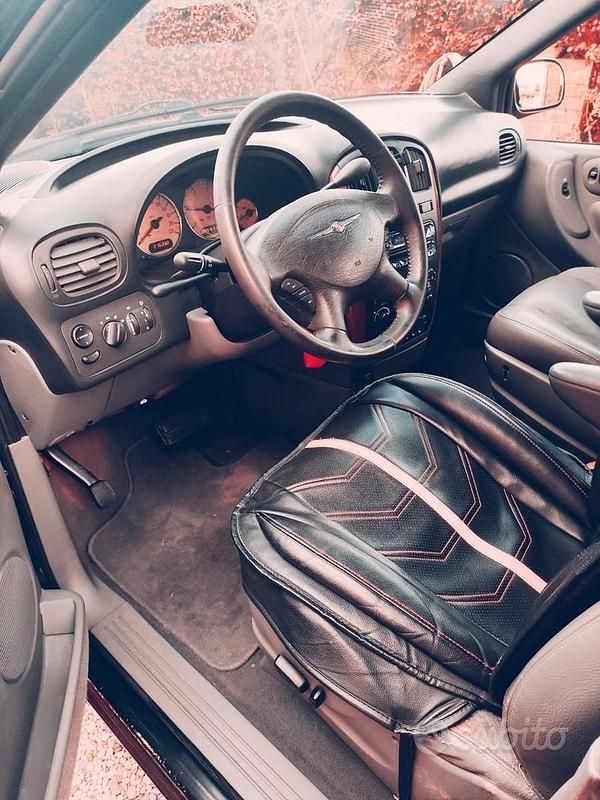 Usata Chrysler Voyager 150 CV (110 kW) 2004 Nero Monovolume