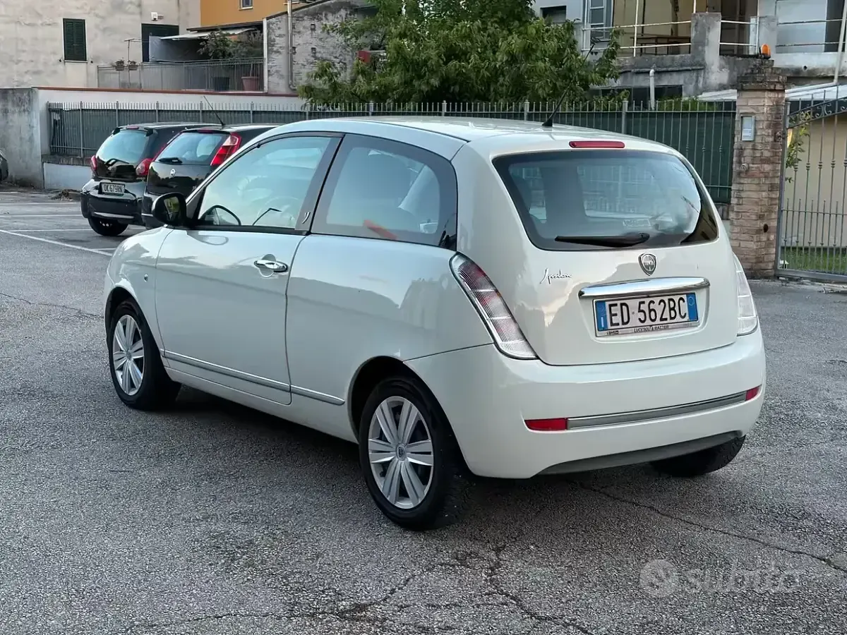 Usata Lancia Ypsilon 60 CV (44 kW) 2010 Bianco Utilitaria