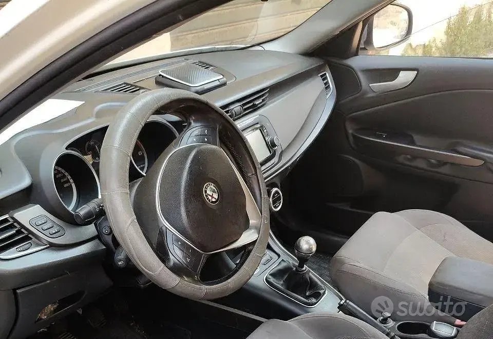 Usata Alfa Romeo Giulietta Distinctive 105 CV (77 kW) 2014 Bianco Utilitaria