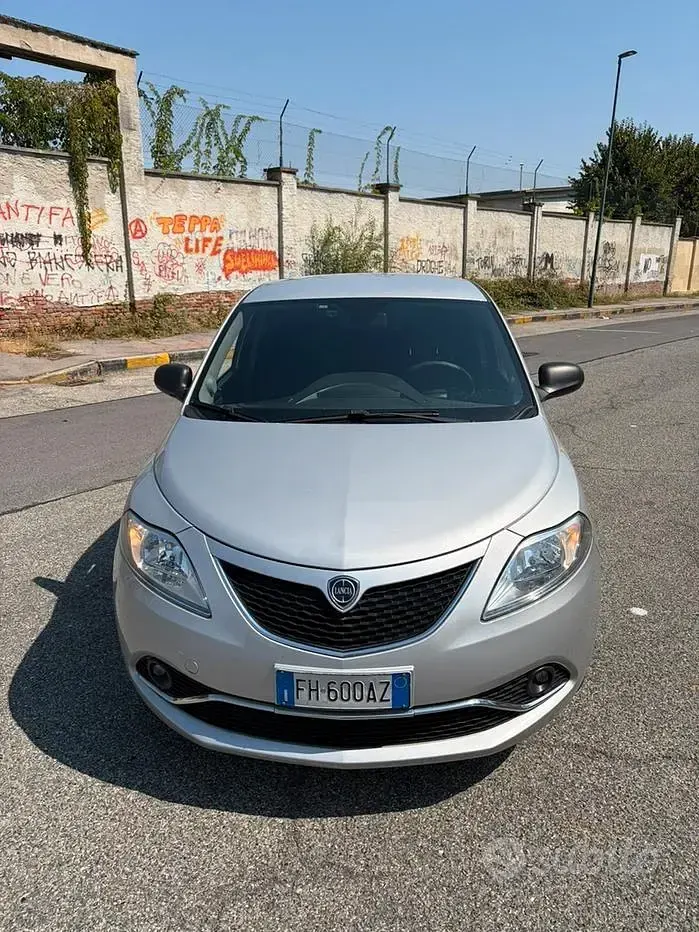 Usata Lancia Ypsilon 95 CV (69 kW) 2017 Grigio Utilitaria