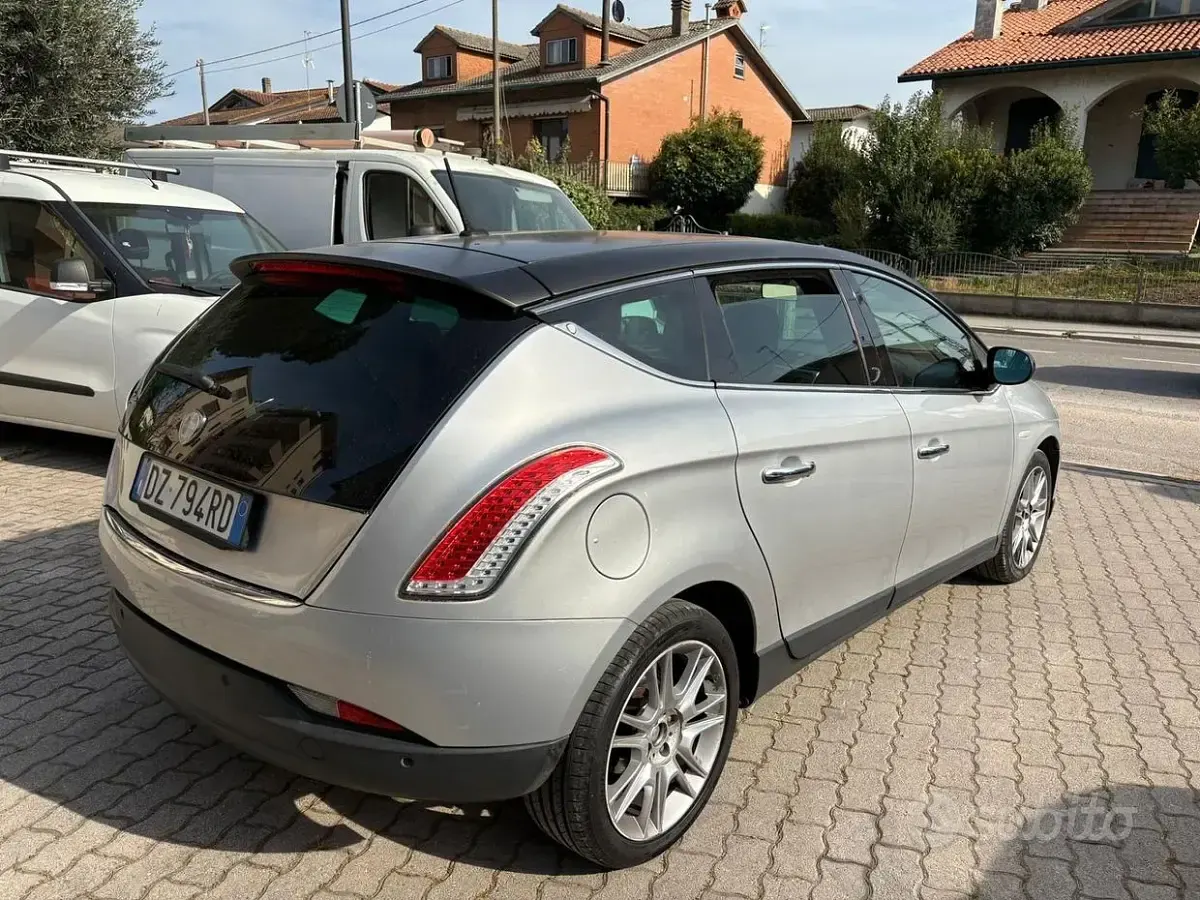 Usata Lancia Delta 165 CV (121 kW) 2009 Grigio Utilitaria
