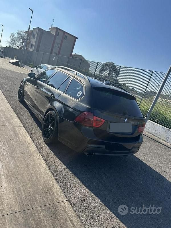 Begagnad BMW 318 Efficient Dynamics 143 HK (105 kW) 2012 Svart Kombi