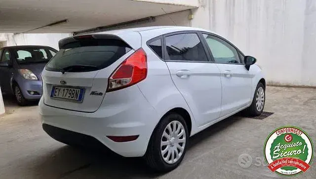 Usata Ford Fiesta 80 CV (58 kW) 2014 Bianco Utilitaria