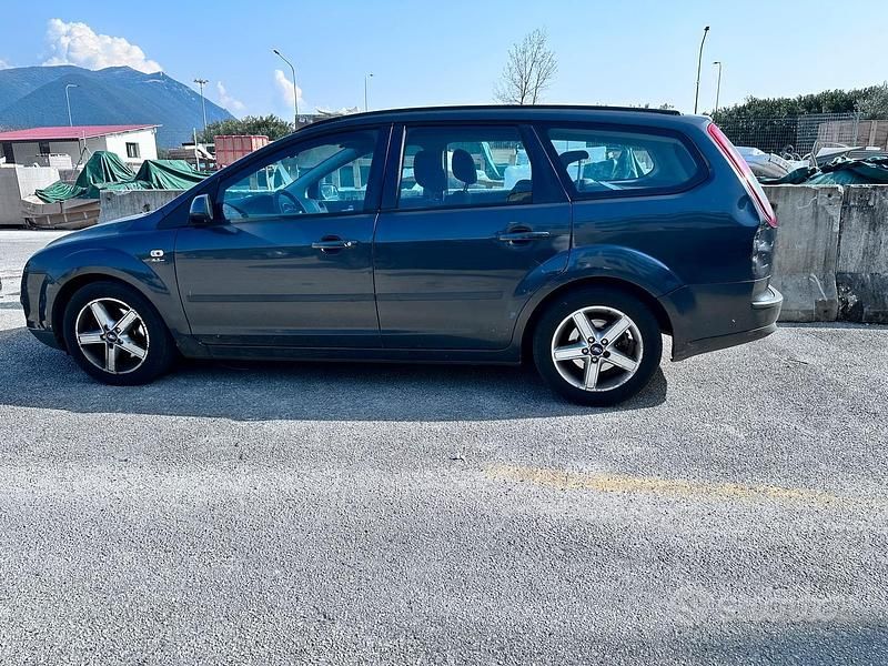 Usata Ford Focus 115 CV (84 kW) 2006 Grigio Station wagon