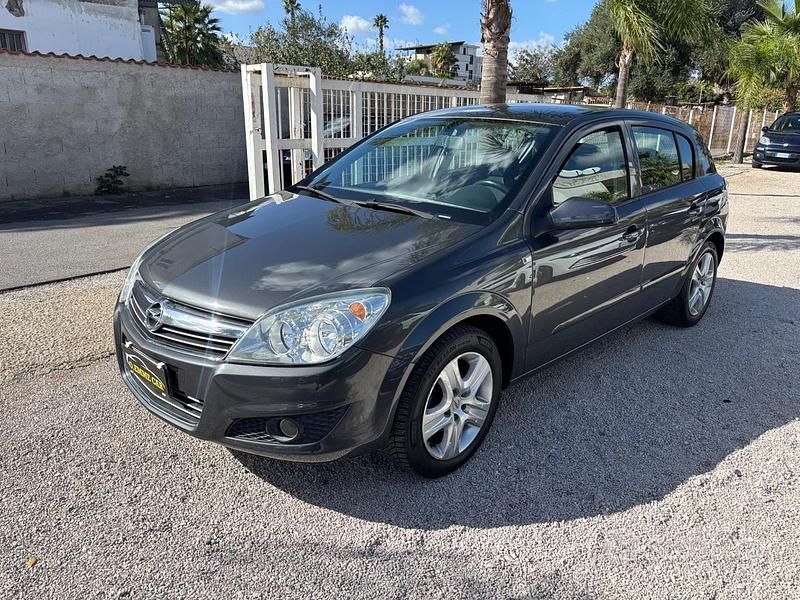 Grigio Usata 2009 Opel Astra Tre volumi | 2799 € (Buon prezzo) - Immagine 1/4