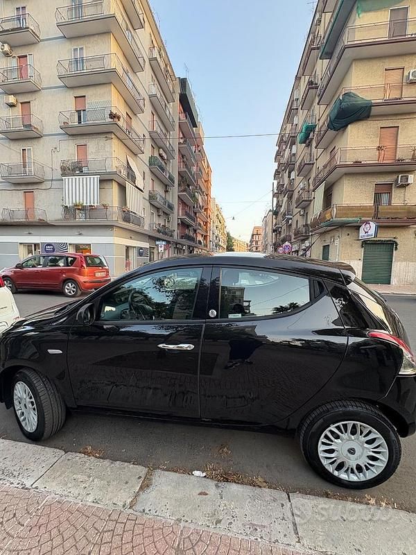 Usata Lancia Ypsilon 85 CV (62 kW) 2016 Nero Utilitaria