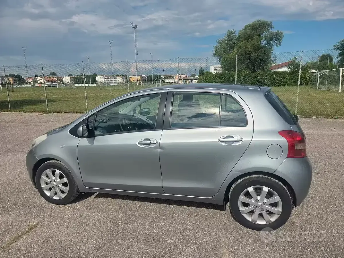 Usata Toyota Yaris 87 CV (63 kW) 2008 Grigio Utilitaria
