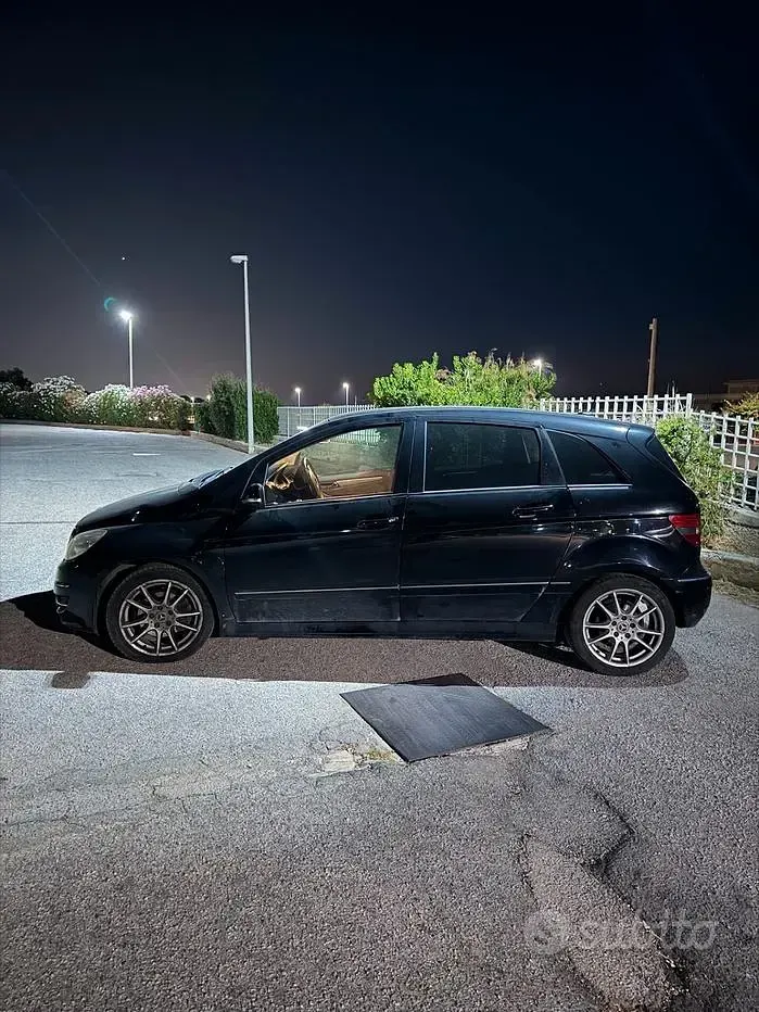 Usata Mercedes B180 109 CV (80 kW) 2010 Nero Monovolume