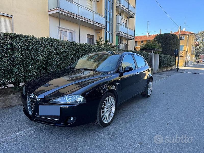 Usata Alfa Romeo 147 Exclusive 120 CV (88 kW) 2007 Nero Utilitaria