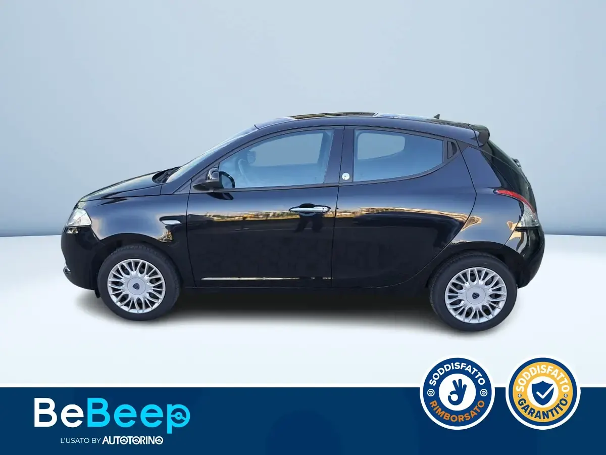 Usata Lancia Ypsilon Gold 69 CV (50 kW) 2017 Nero metallizzato Utilitaria