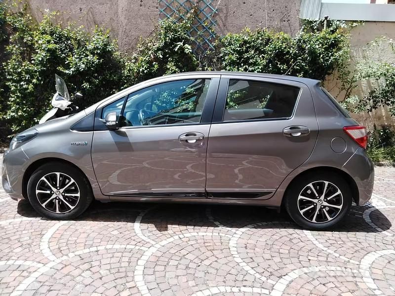 Usata Toyota Yaris 107 CV (78 kW) 2019 Grigio Berlina