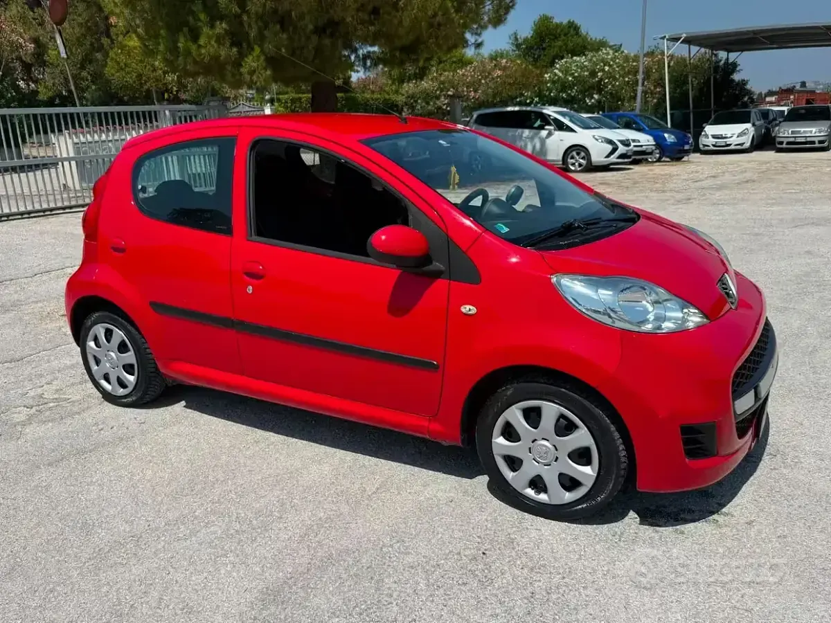 Usata Peugeot 107 68 CV (50 kW) 2011 Rosso Utilitaria