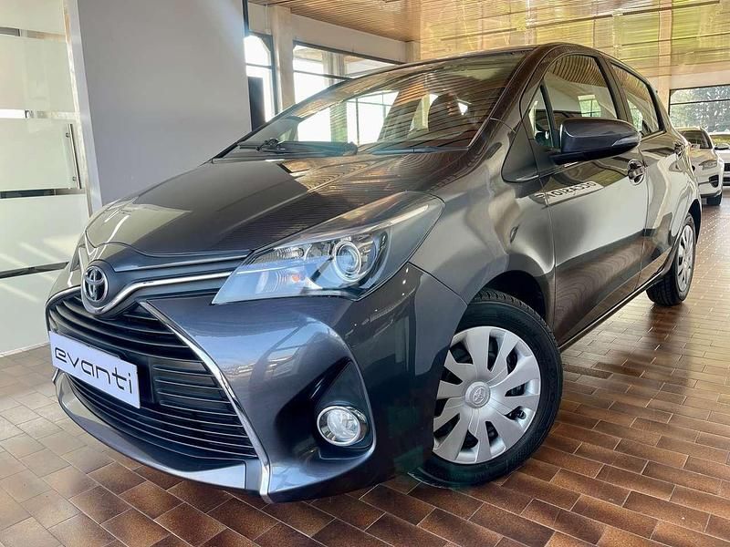 Grigio Usata 2015 Toyota Yaris Cool Tre volumi | 9400 € (Buon prezzo) - Immagine 1/4