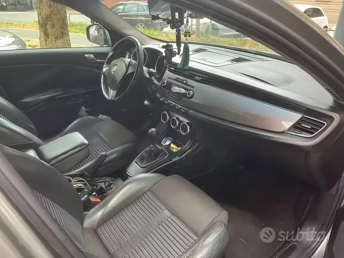 Usata Alfa Romeo Giulietta 150 CV (110 kW) 2012 Grigio Utilitaria