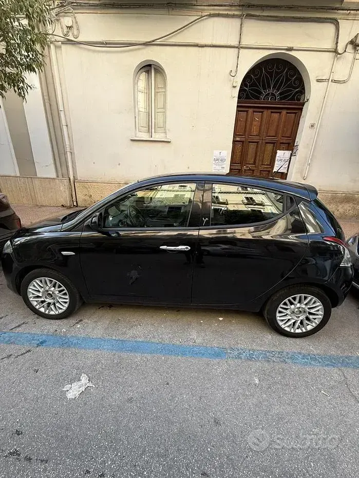 Usata Lancia Ypsilon 69 CV (50 kW) 2015 Nero Utilitaria