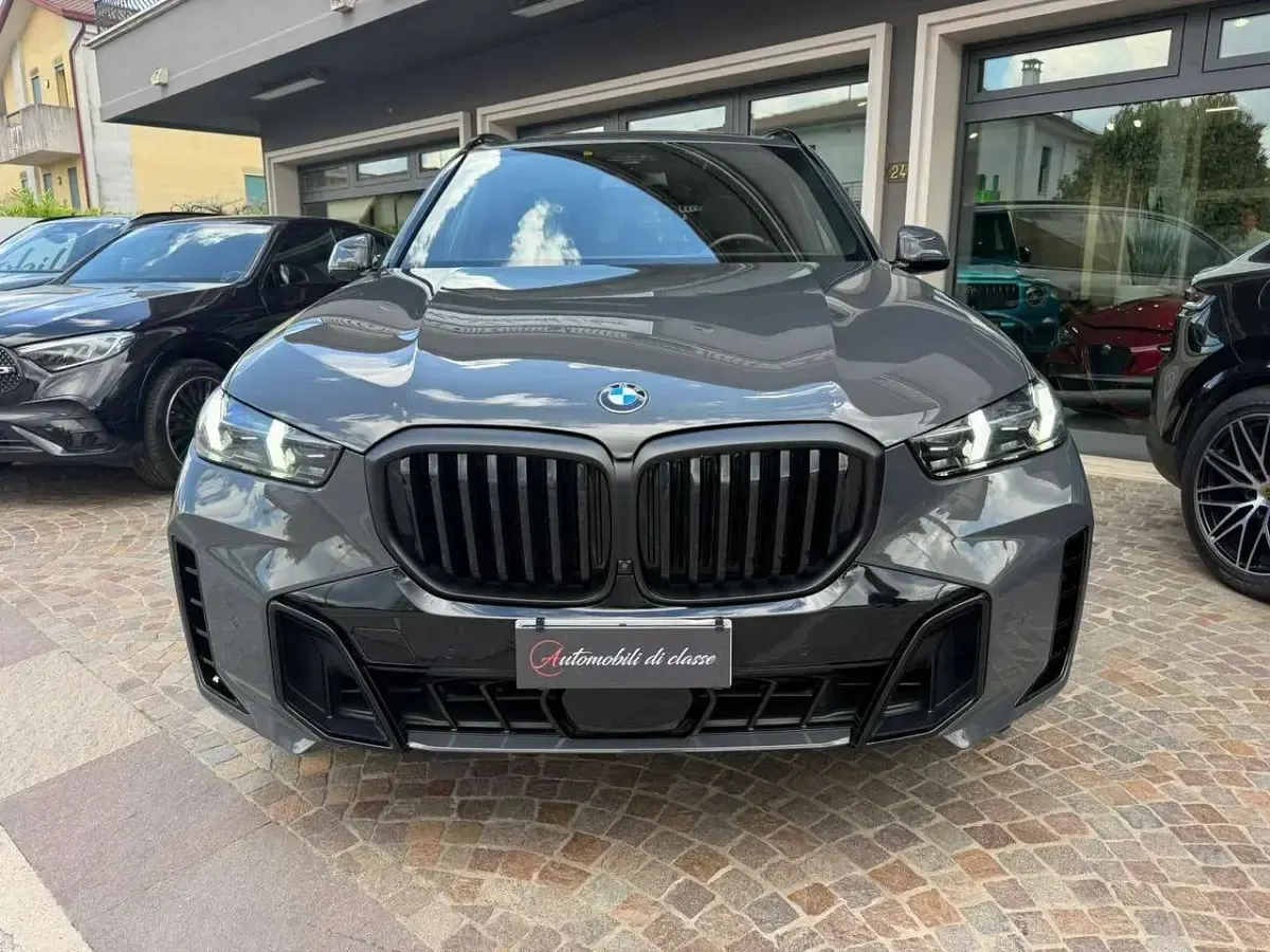 Usata BMW X5 M Sport 340 CV (250 kW) 2024 Dravitgrau metallizzato SUV