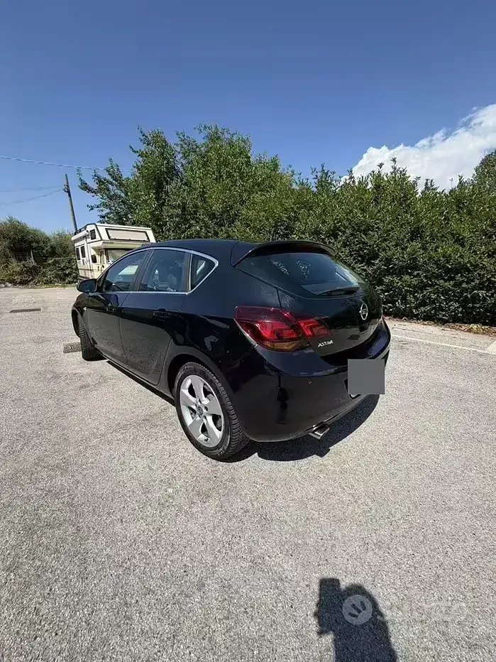 Usata Opel Astra 180 CV (132 kW) 2010 Nero Berlina