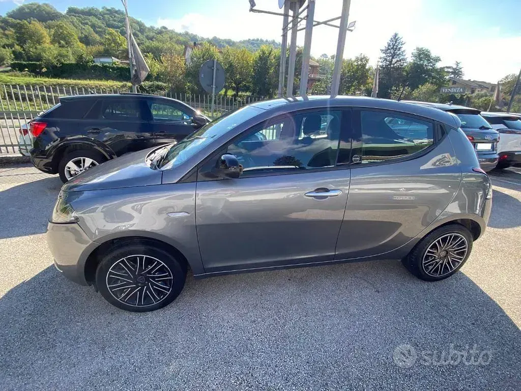 Usata Lancia Ypsilon Gold 69 CV (50 kW) 2021 Gray Utilitaria
