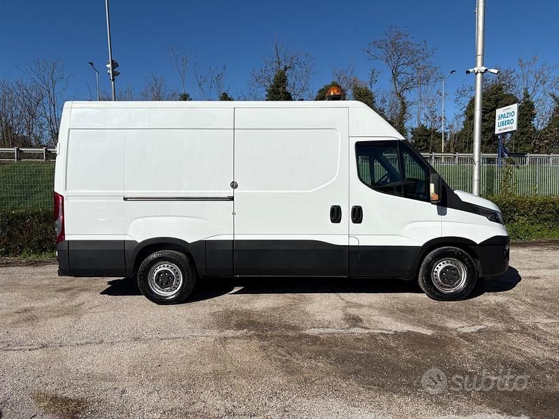 Usata Iveco Daily 145 CV (106 kW) 2016 Bianco Berlina