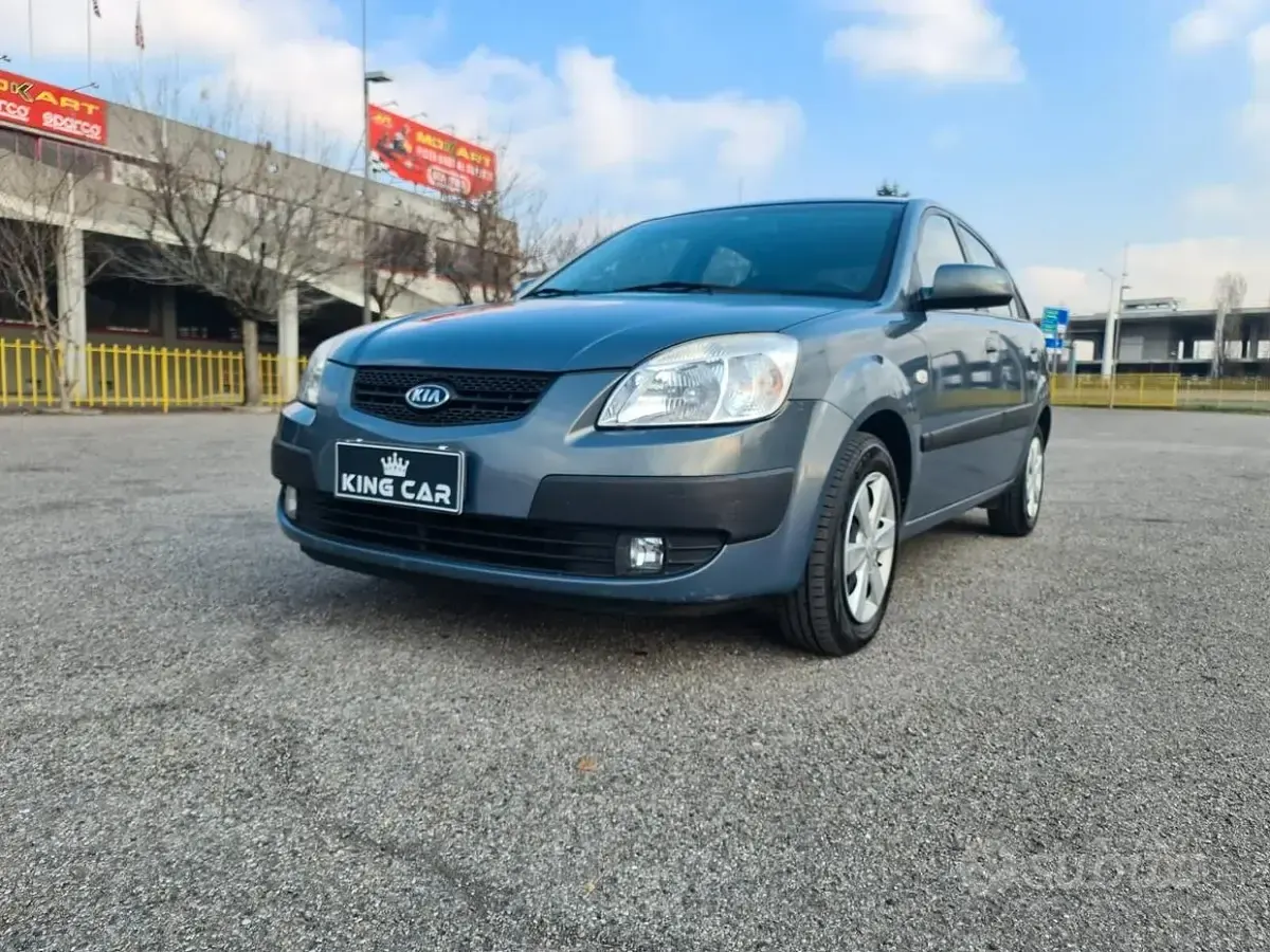 Usado Kia Rio EX 97 HP (71 kW) 2007 Cinzento Sedan