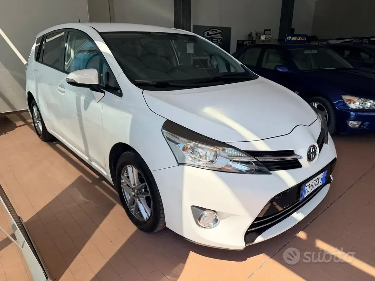 Usata Toyota Verso 111 CV (81 kW) 2016 Bianco Monovolume