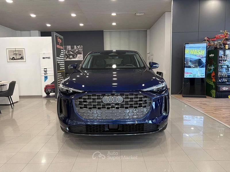 Nuova Audi Q5 Advanced 204 CV (150 kW) 2026 Blu navarra metallizzato SUV