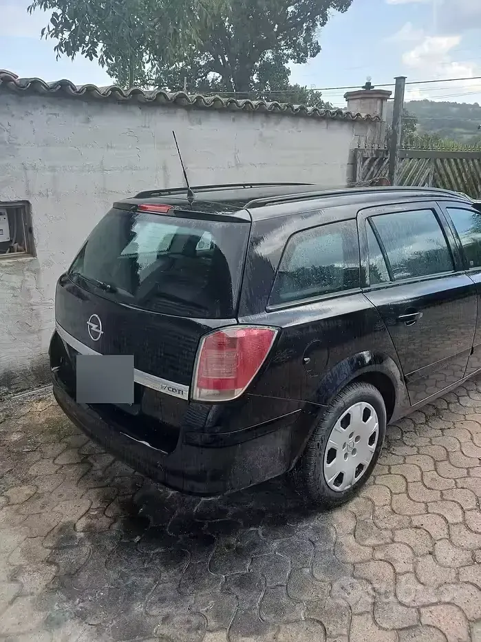Usata Opel Astra 101 CV (74 kW) 2005 Nero Station wagon