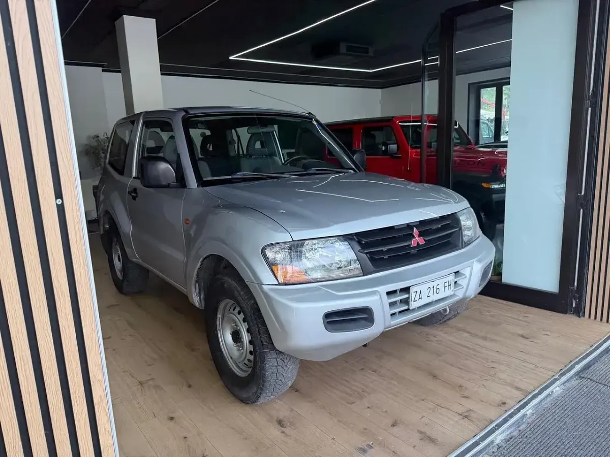 Usata Mitsubishi Pajero 99 CV (72 kW) 2000 Grigio SUV