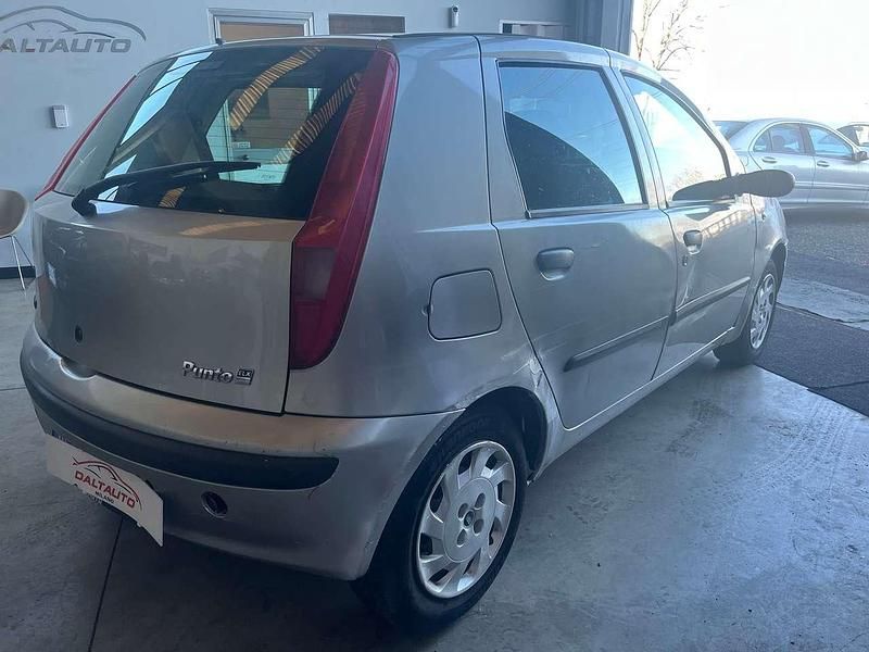 Usata Fiat Punto 60 CV (44 kW) 2001 Grigio metallizzato Utilitaria