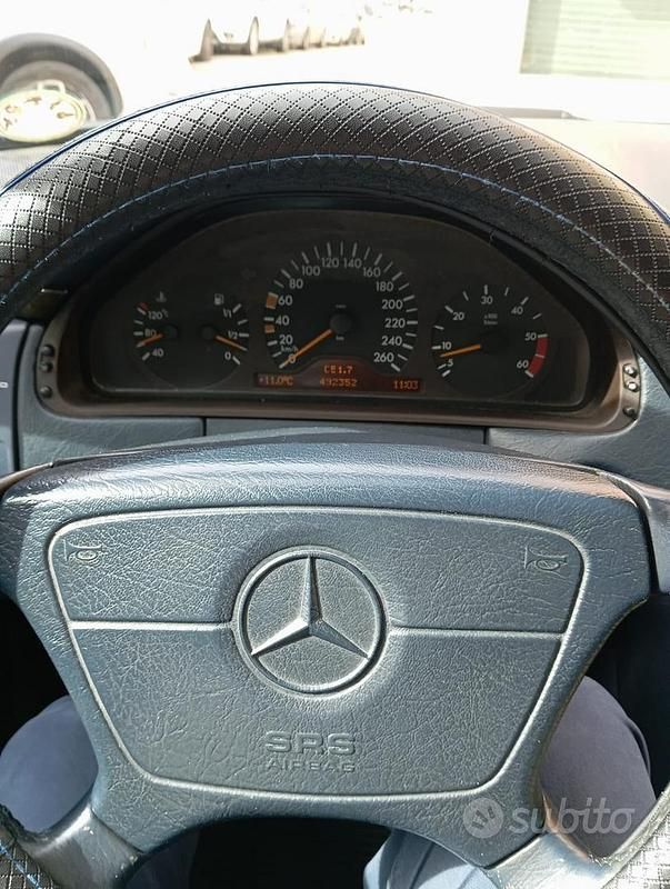 Usata Mercedes E250 150 CV (110 kW) 1998 Blu Station wagon