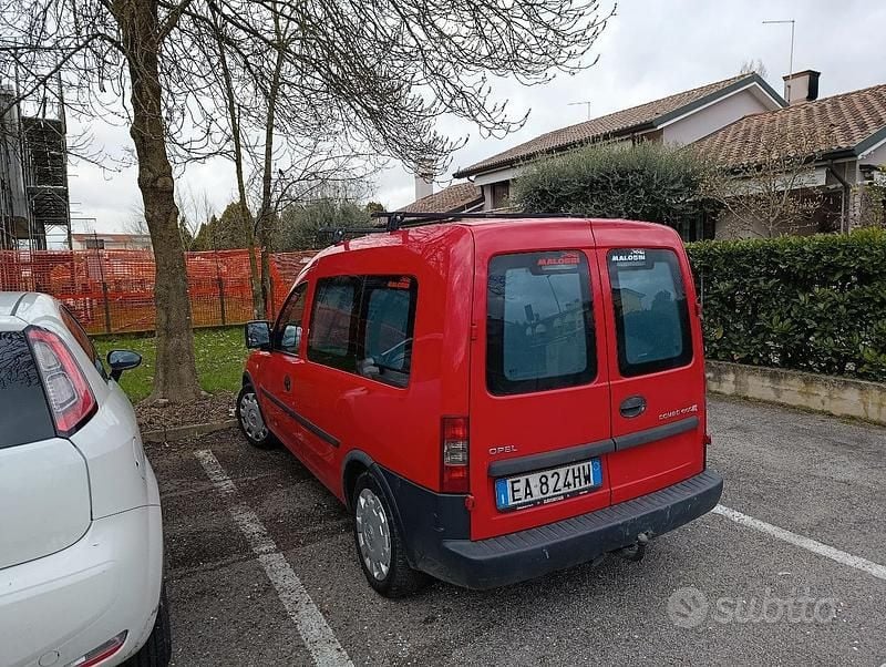Usata Opel Combo 2010 Rosso Monovolume