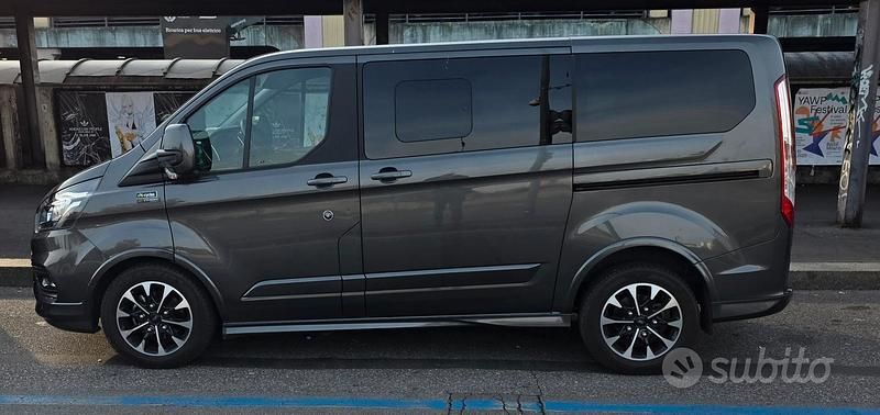 Grigio Usata 2023 Ford Tourneo Tre volumi | 35.000 € (Buon prezzo) - Immagine 1/4