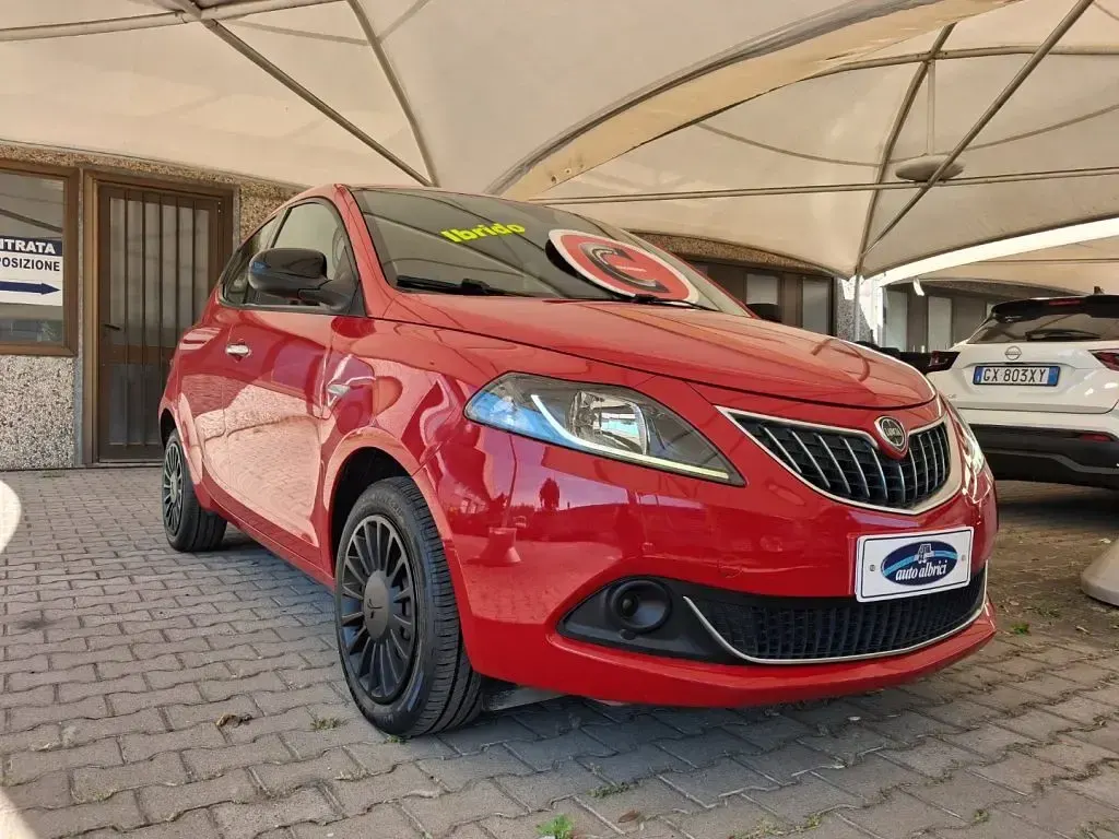 Usata Lancia Ypsilon Silver 69 CV (50 kW) 2022 Pastello  rosso Utilitaria