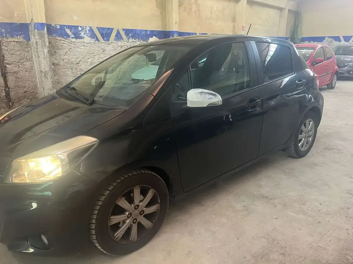 Usata Toyota Yaris Lounge 90 CV (66 kW) 2012 Nero Utilitaria