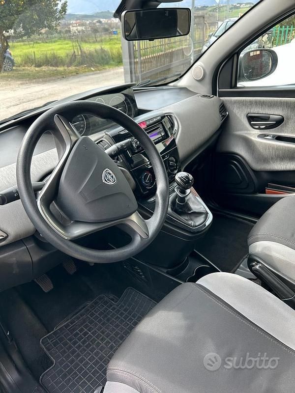 Usata Lancia Ypsilon Silver 85 CV (62 kW) 2014 Bianco Utilitaria