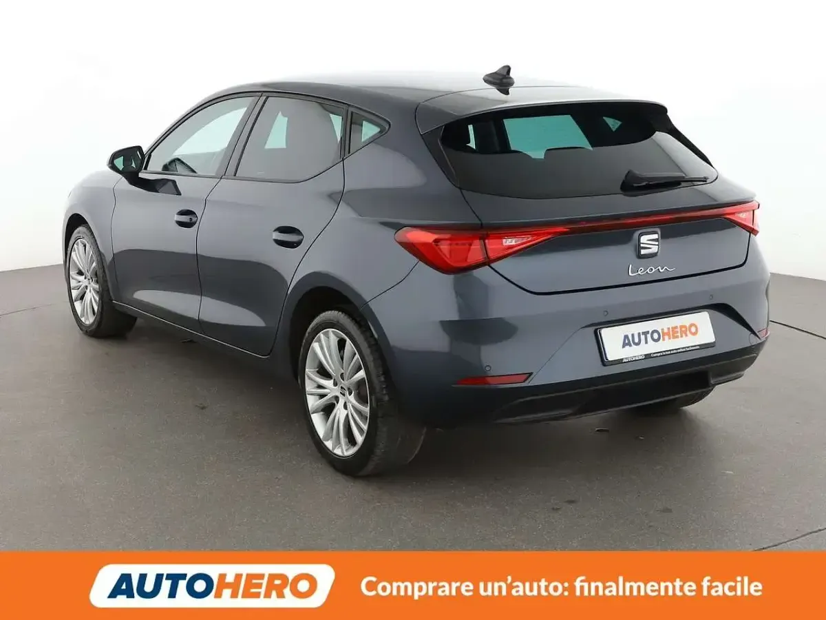 Käytetty Seat Leon Style 150 HP (110 kW) 2025 Harmaa Sedan
