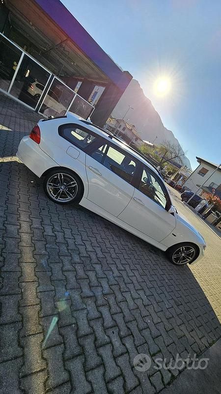 Begagnad BMW 318 143 HK (105 kW) 2008 Vit Kombi