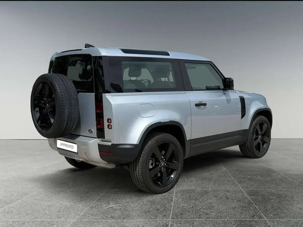 Usata Land Rover Defender 200 CV (147 kW) 2021 Indus silver SUV