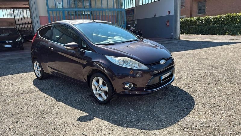 Usata Ford Fiesta Titanium 95 CV (69 kW) 2011 Marrone Utilitaria