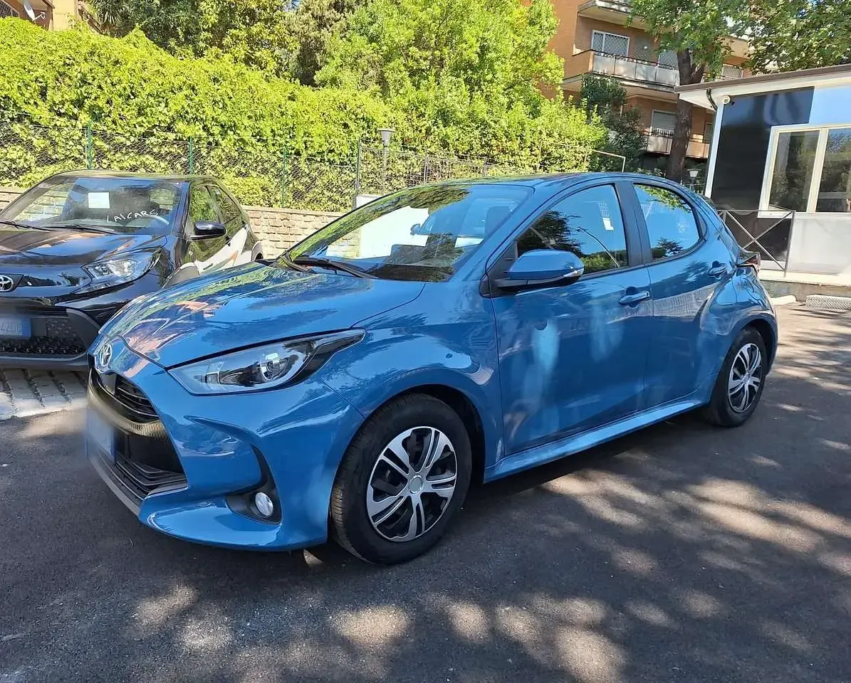 Usata Toyota Yaris Hybrid Active 92 CV (67 kW) 2022 Blu/azzurro Berlina